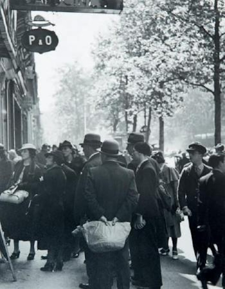 Foule by Man Ray
