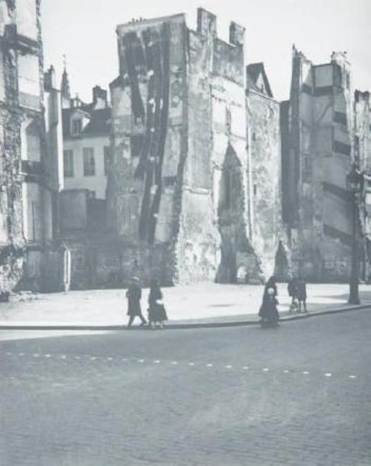 Ruine by Man Ray