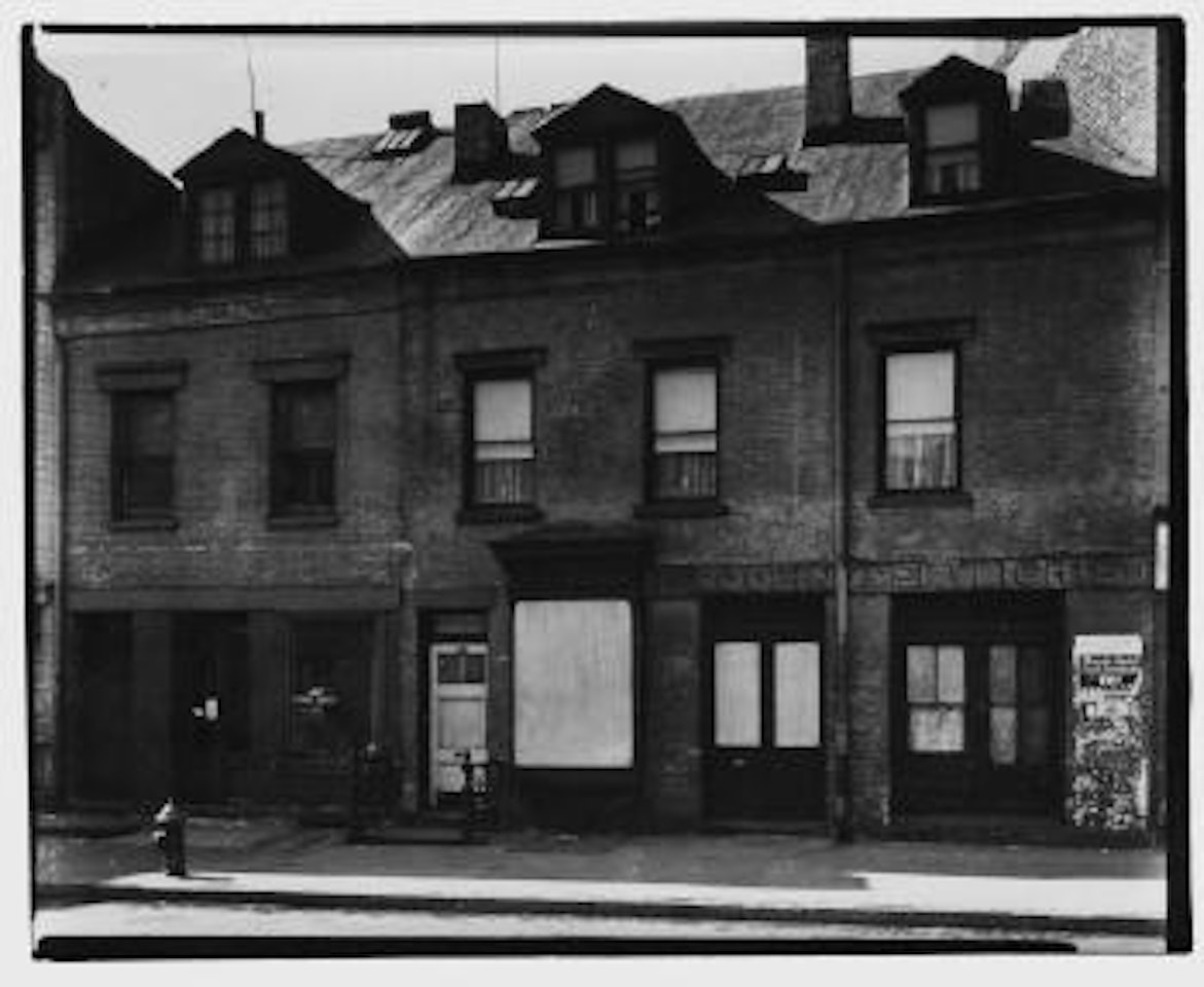 Grand Street 511-513, Manhattan (de la série 'Changing New York') by Berenice Abbott