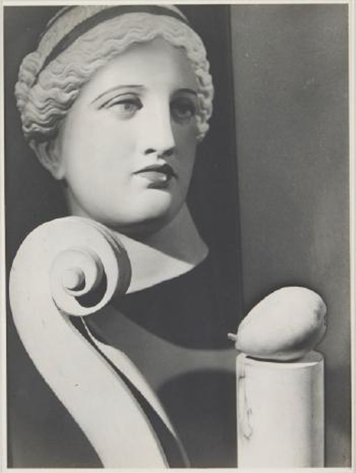 En pleine occultation de Vénus by Man Ray