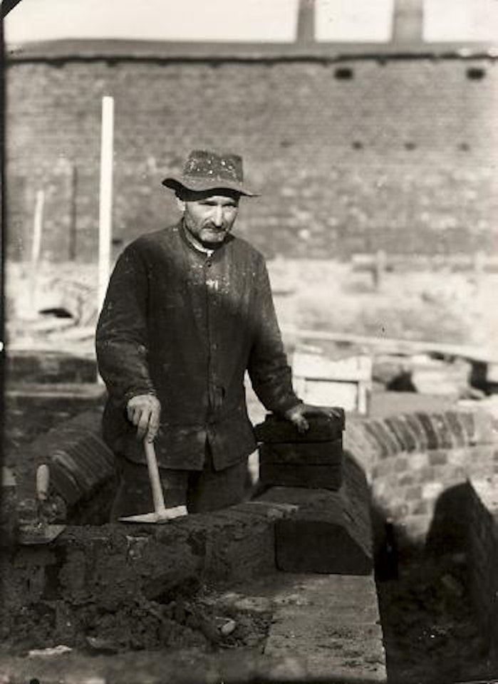 Maurergeselle (Maurerpolier) by August Sander