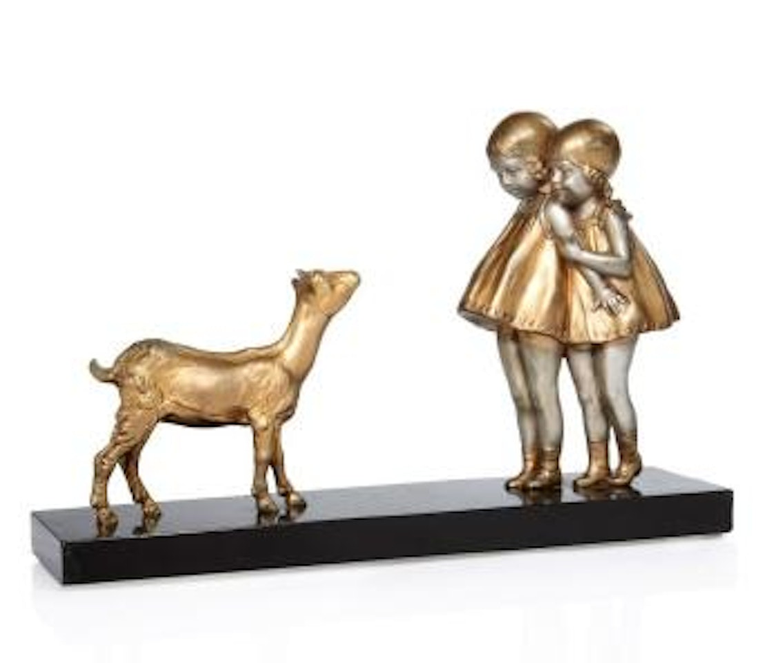 Deux fillettes collées l'une contre l'autre et faisant face à une biche intriguée by Demetre Chiparus