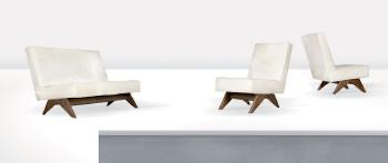 Ensemble comprenant deux chauffeuses et une banquette by Pierre Jeanneret