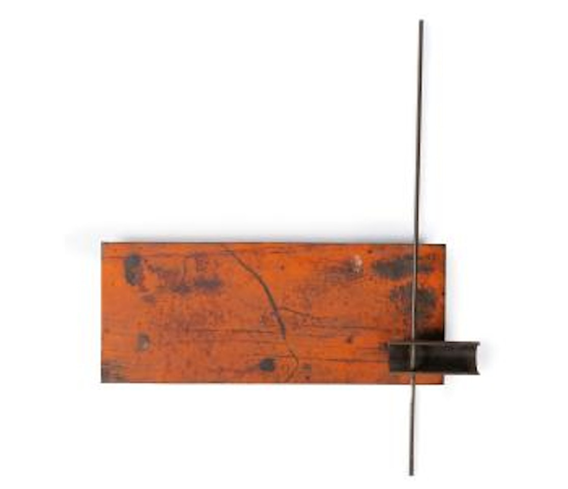 Rilievo rosso con asta verticale [Red relief with vertical beam] by Ettore Colla