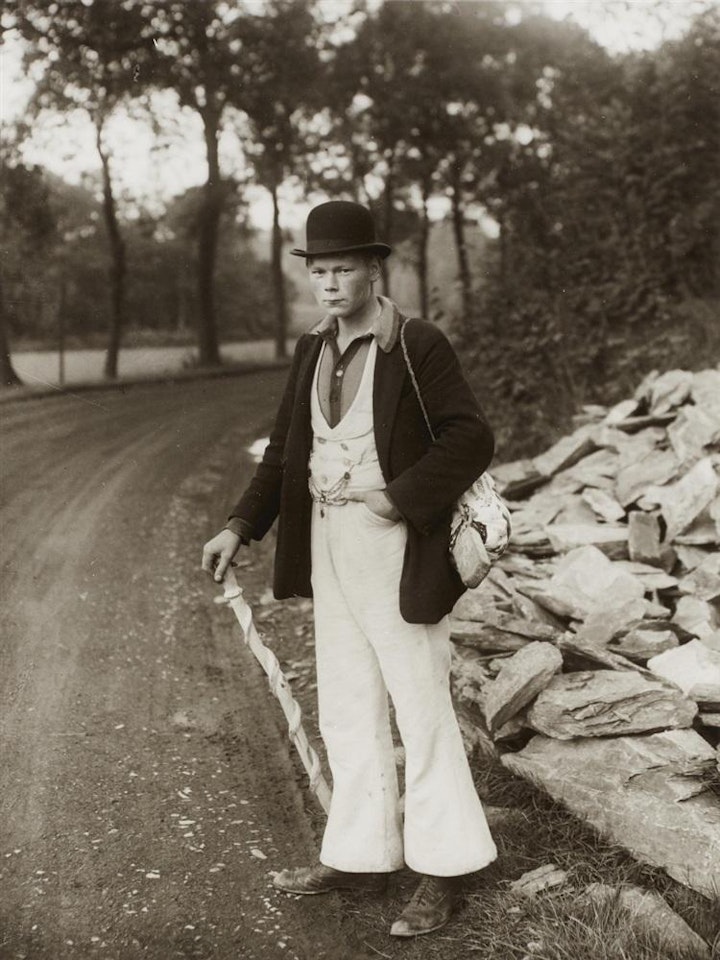 Wandernder Maurergeselle by August Sander