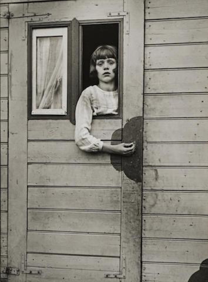 Mí_dchen im Zirkuswagen (Girl in a Circus Caravan), Kí_ln, 1926 by August Sander
