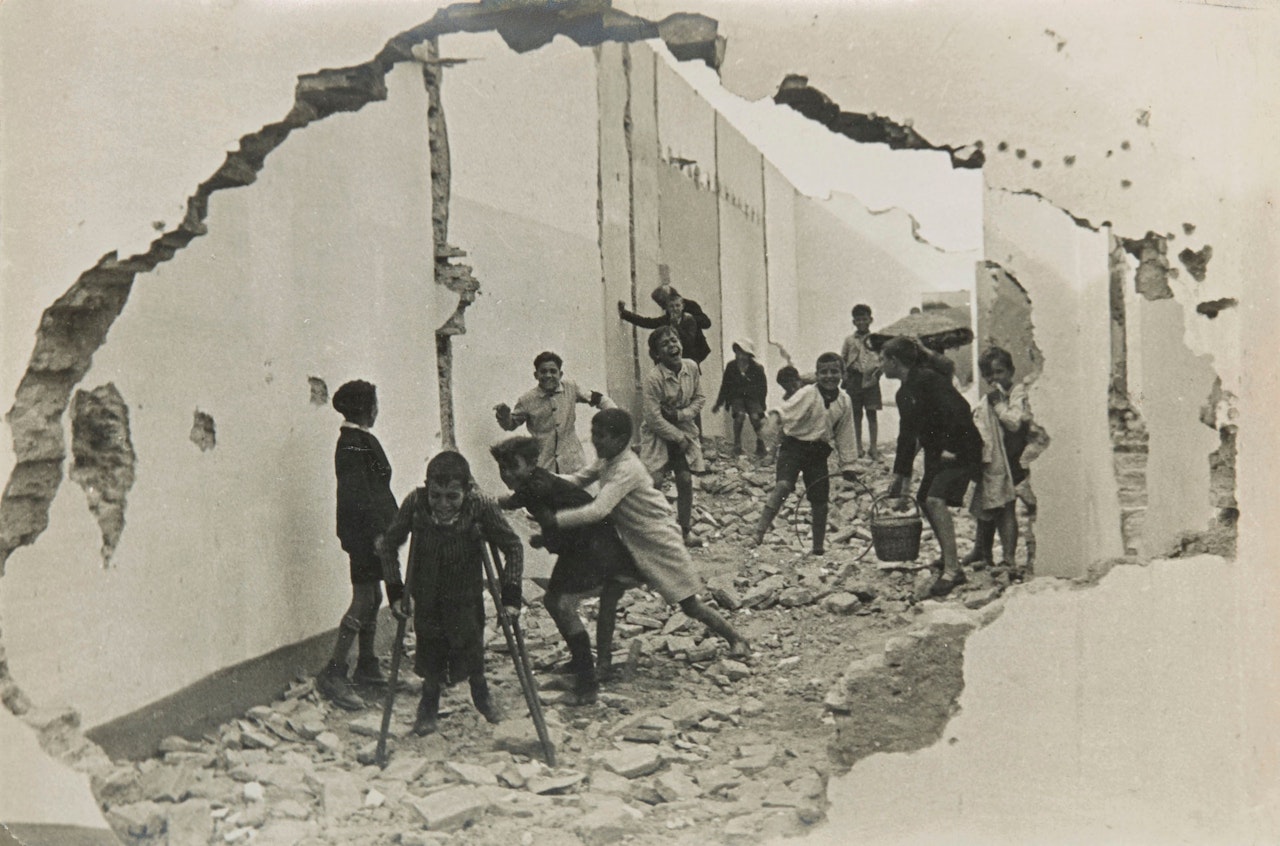 Séville, Espagne by Henri Cartier-Bresson