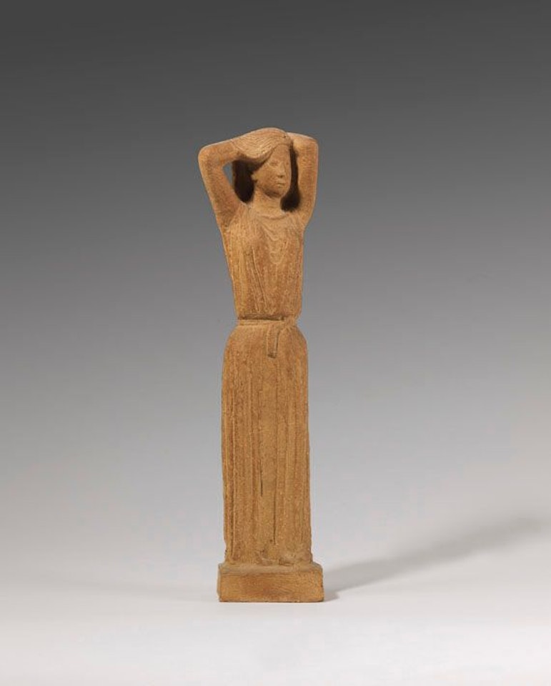 Frau im Gewand mit erhobenen Armen by Gerhard Marcks