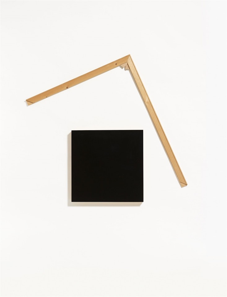 Schwarzes Quadrat im rechten Winkel by Imi Knoebel