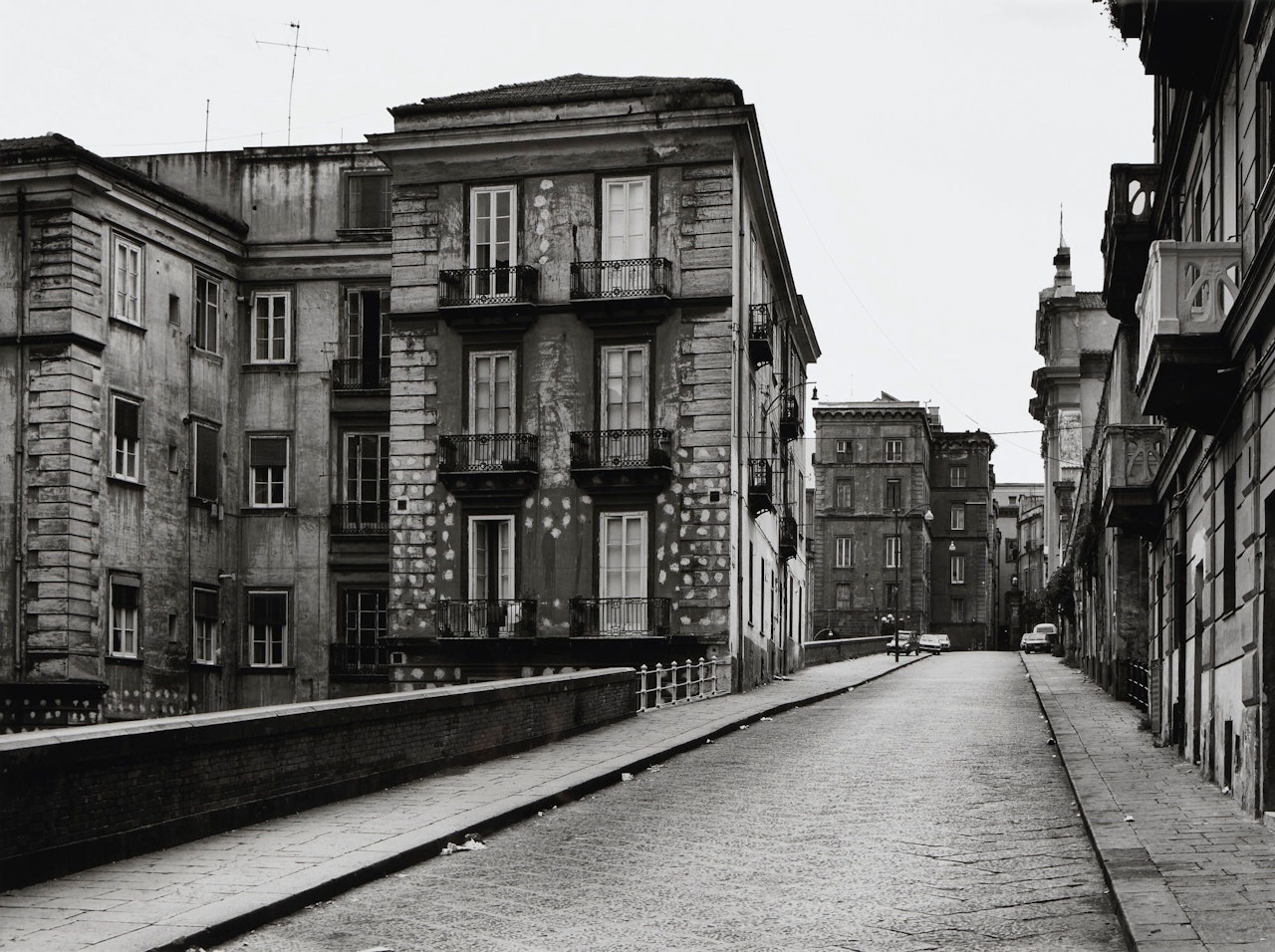 VIA ARTE DELLA LANA, NAPOLI 1988 by Thomas Struth
