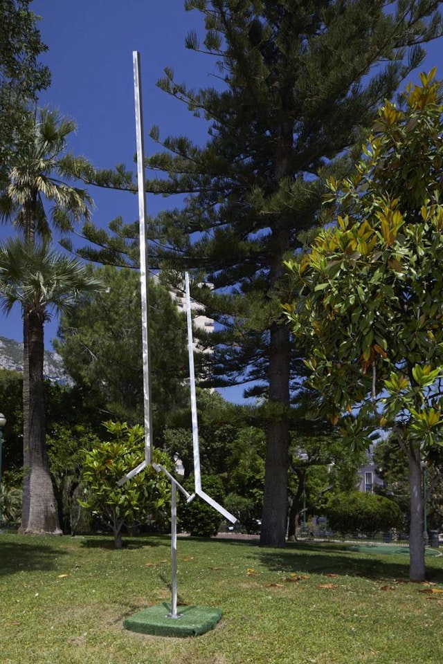 Two lines up excentric, variation III by George Rickey