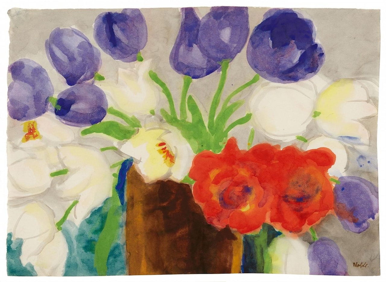 Rote, blaue und weiße Tulpenblüten in einer Vase by Emil Nolde