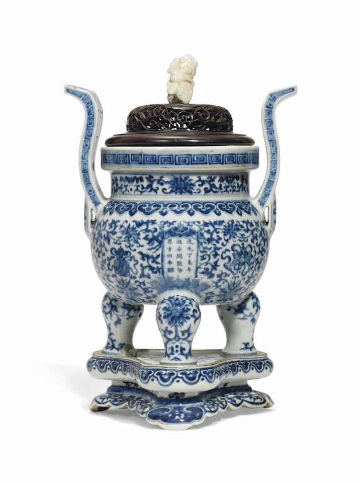 A DATED BLUE AND WHITE 'BAJIXIANG' TRIPOD CENSER AND STAND by Anonymous