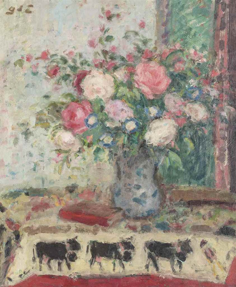 Vase de fleurs au livre rouge sur un foulard orné de vaches by Georges d’Espagnat