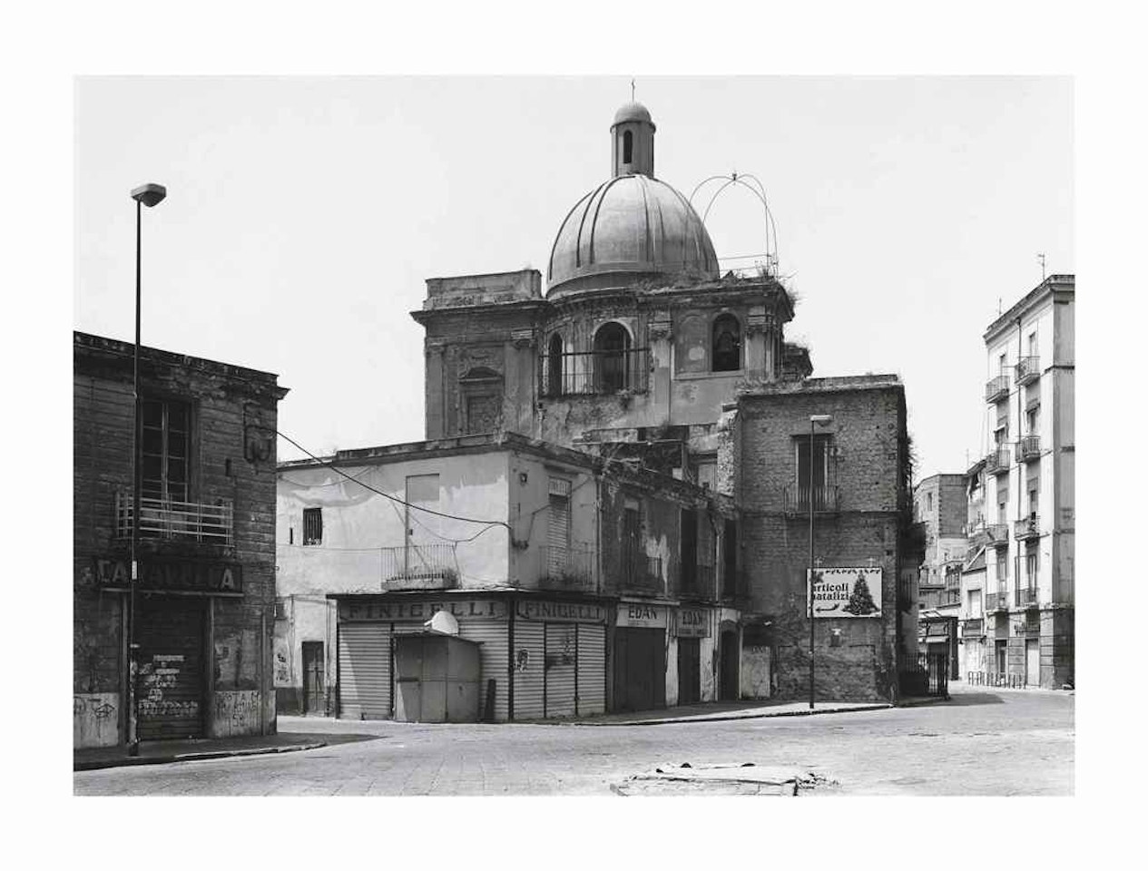 Kirche auf der Plaza Mercato, Neapel by Thomas Struth
