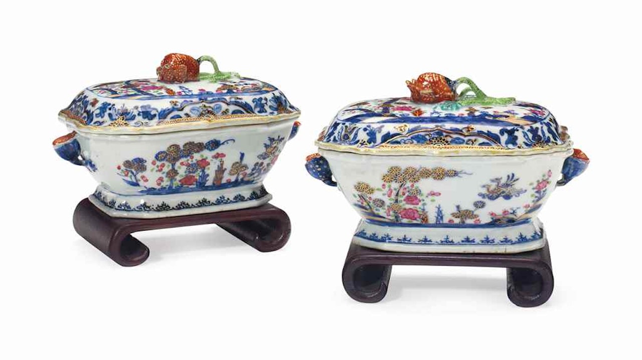 A PAIR OF CHINESE FAMILLE ROSE AND UNDERGLAZE BLUE SAUCE TUREENS AND COVERS by Anonymous