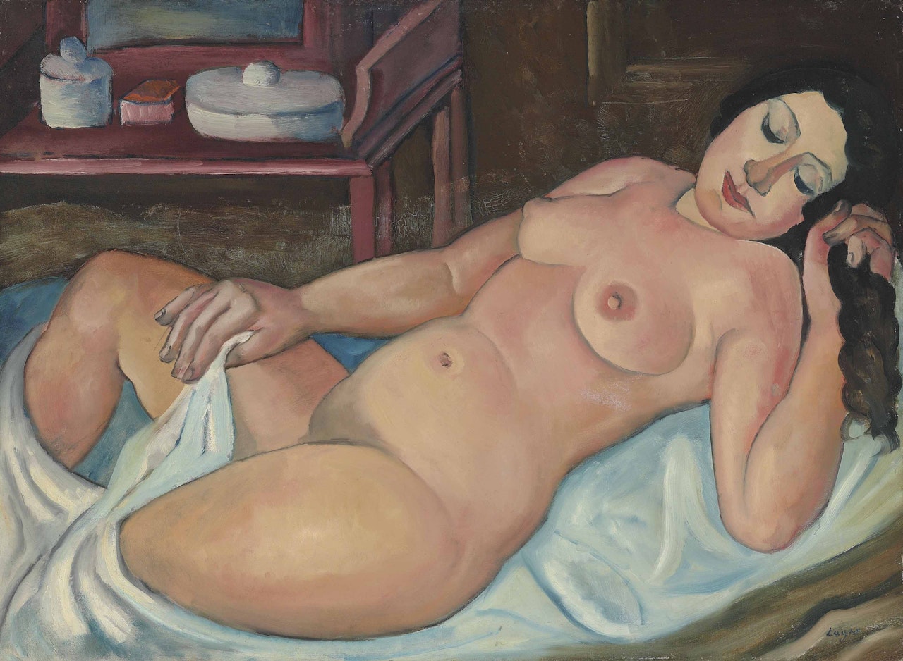 Femme nue couchée tenant ses cheveux by Celso Lagar