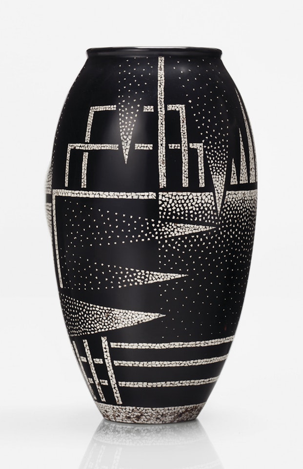 VASE OVOÏDE À DÉCOR GÉOMÉTRIQUE, VERS 1925 by Jean Dunand