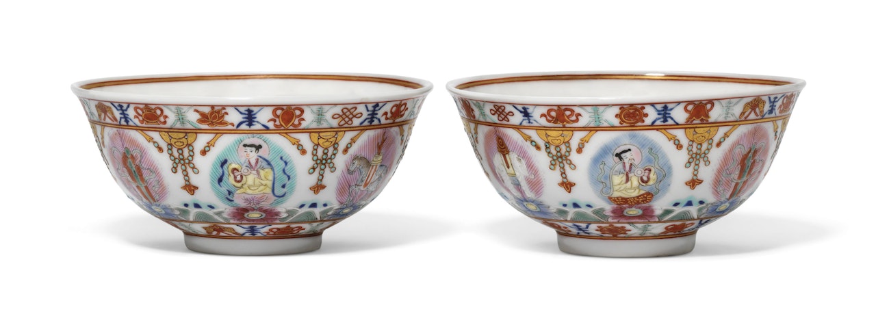 A PAIR OF FAMILLE ROSE GILT-DECORATED 'BARAGON TUMED' BOWLS by Anonymous