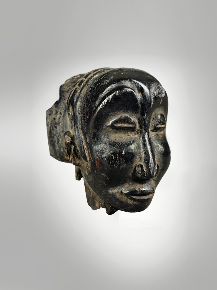 TÊTE LUBA ATTRIBUÉE AU ''MAÎTRE DE BULI''
A LUBA HEAD ATTRIBUTED TO THE ''BULI MASTER'' by Anonymous