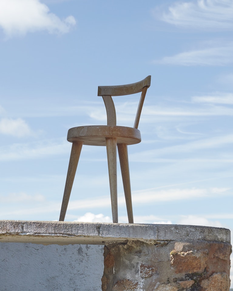 CHAISE TRIPODE DITE 'TOUT BOIS' N. 20, LE MODÈLE CRÉÉ EN 1947, ÉDITION B.C.B., VERS 1950-1951 by Charlotte Perriand