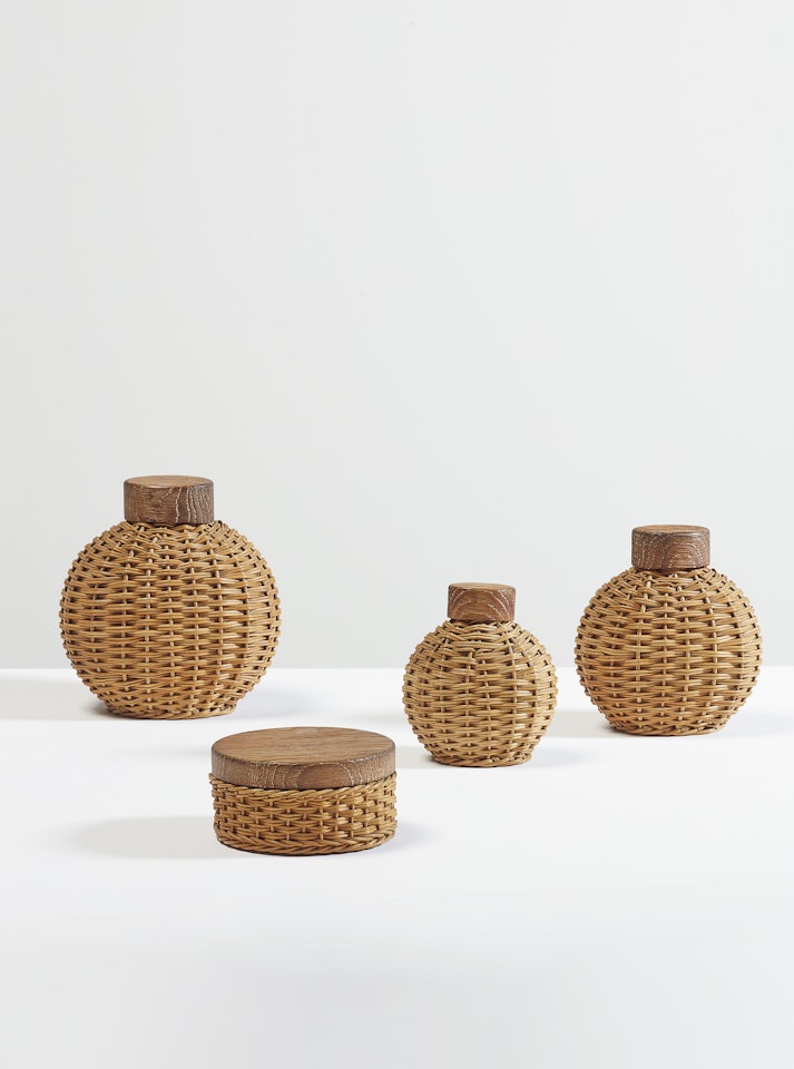 ENSEMBLE DE FLACONS ET BOÎTE, LES MODÈLES CRÉÉS VERS 1935, CEUX-CI RÉALISÉS EN 1939 by Jean-Michel Frank