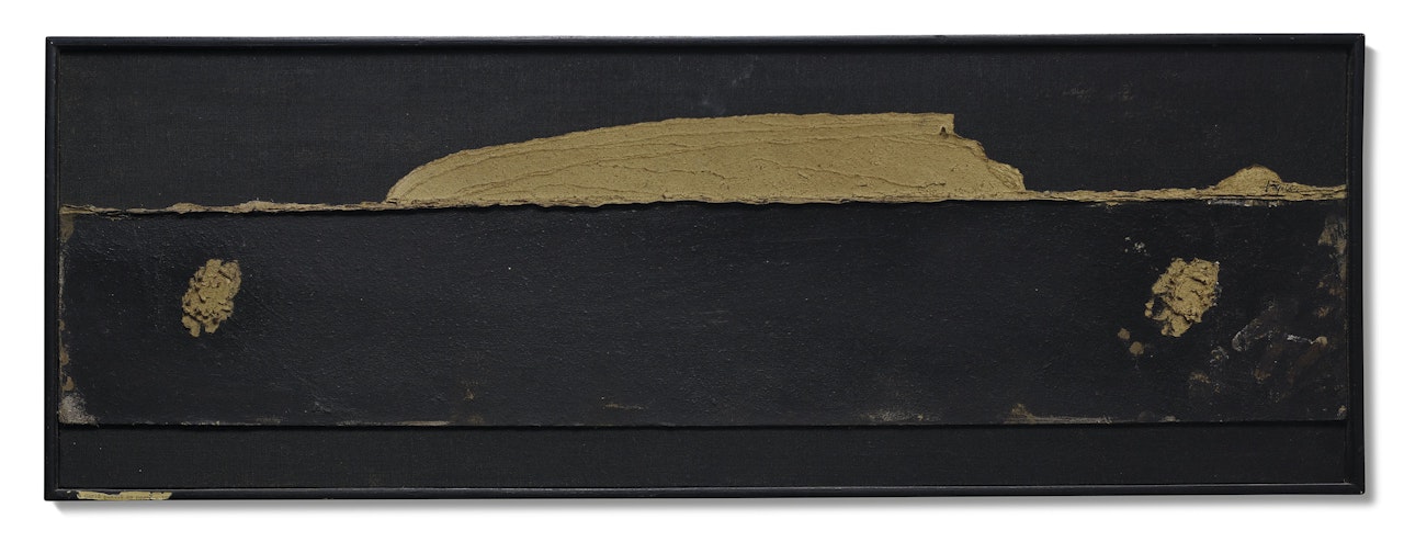Frenja de carton pintada en negro by Antoni Tapies