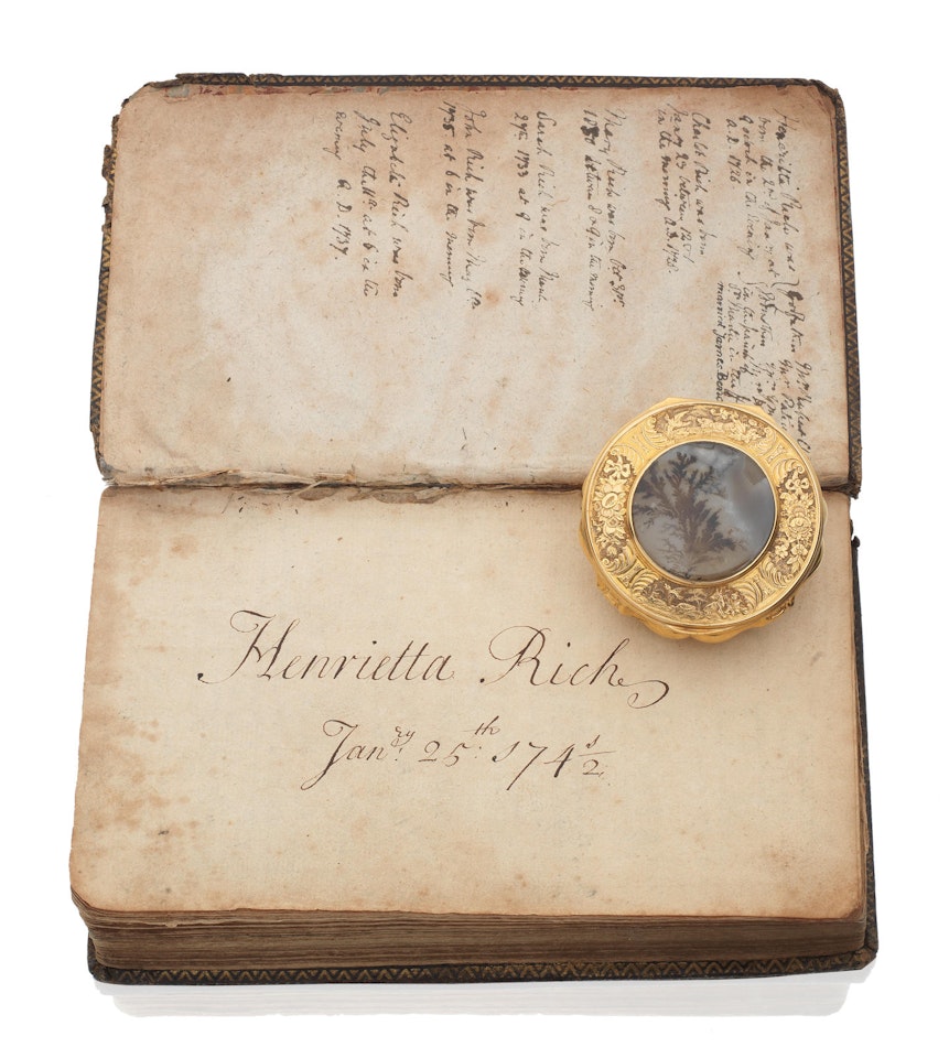 A mid-18th century gold and moss agate snuff box by Anonymous