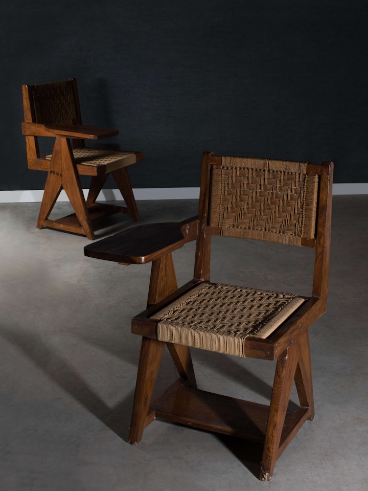 Paire de chaises-écritoire by Pierre Jeanneret