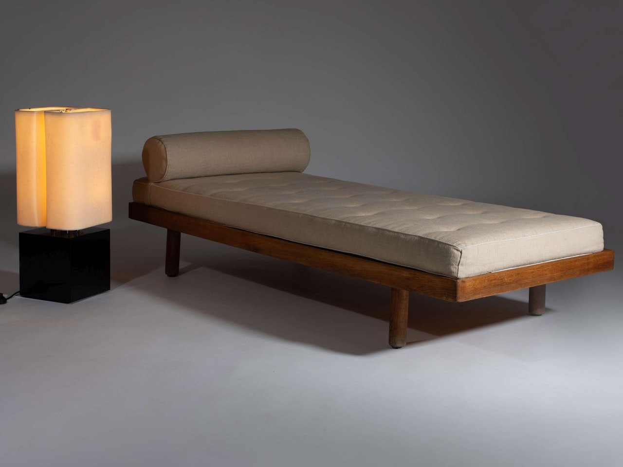 Lit de repos dit "Pavillon du Brésil" by Charlotte Perriand