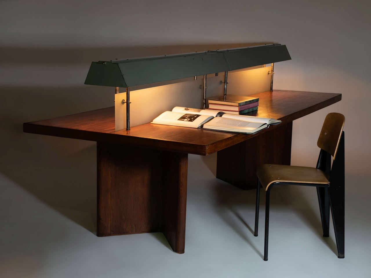 Importante table de lecture éclairante by Pierre Jeanneret