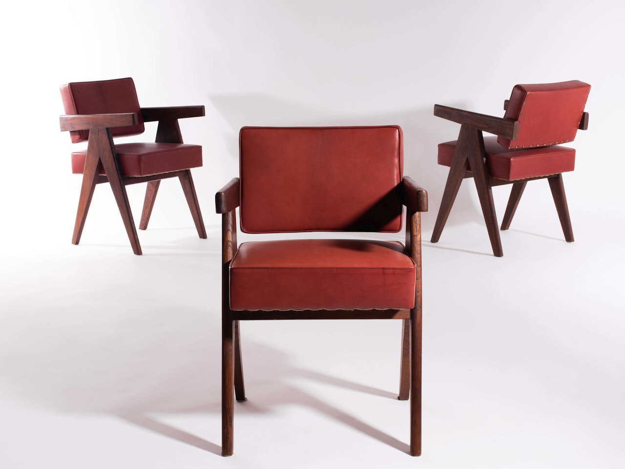 Suite de trois fauteuils de bureau by Pierre Jeanneret