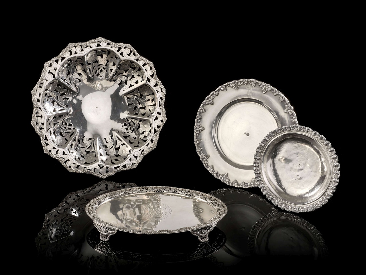 UN PLATEAU OVALE EN ARGENT Poinçon du Maître orfèvre Richard Rugg II, Londres 1777 by Anonymous