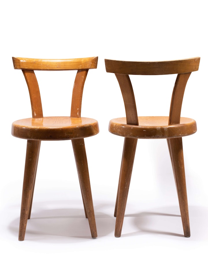 Paire de chaises dites «Tout bois quatre pieds » by Charlotte Perriand