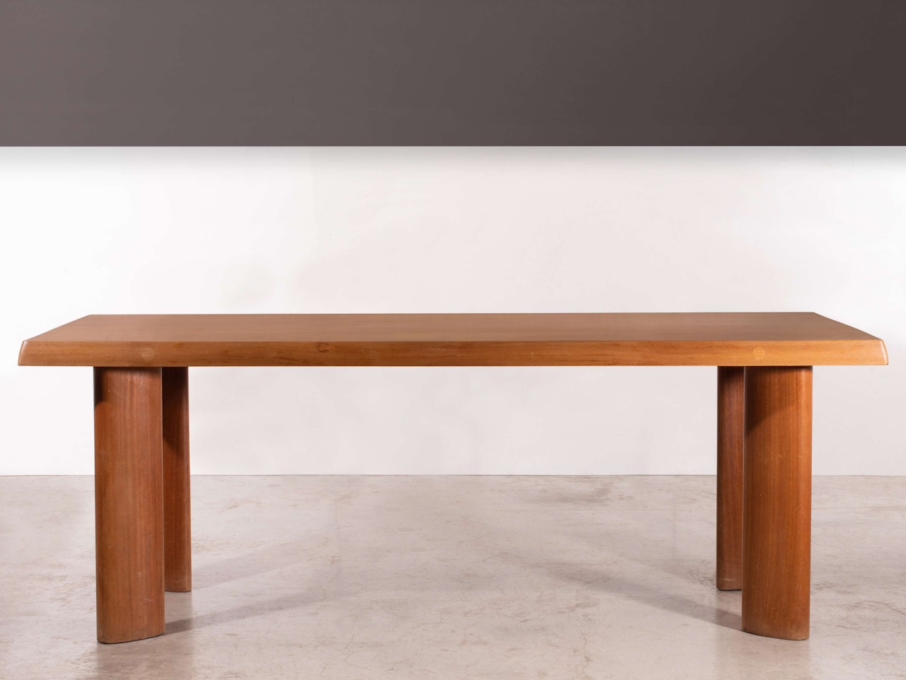 Table de salle à manger by Charlotte Perriand