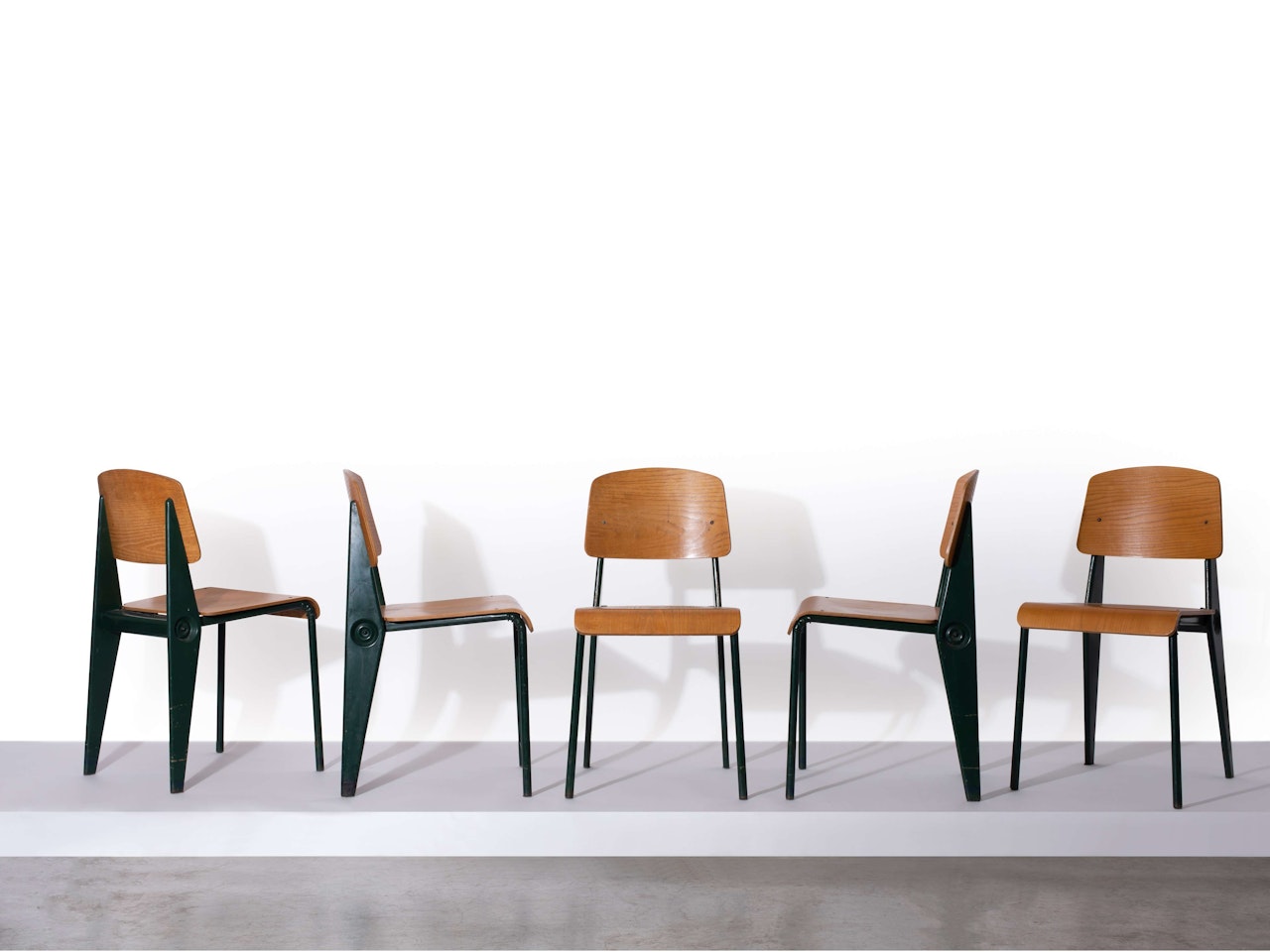 Suite de cinq chaises mod. Cafétéria n°300 dites "Démontable" by Jean Prouvé