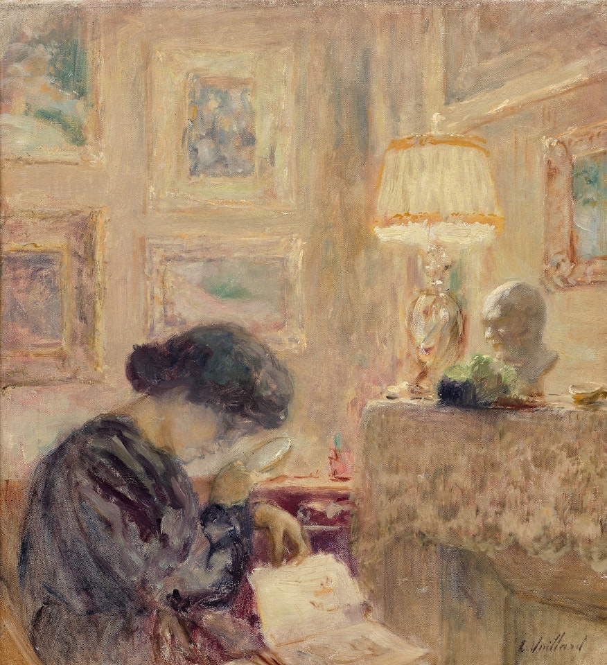 Femme regardant des estampes by Édouard Vuillard