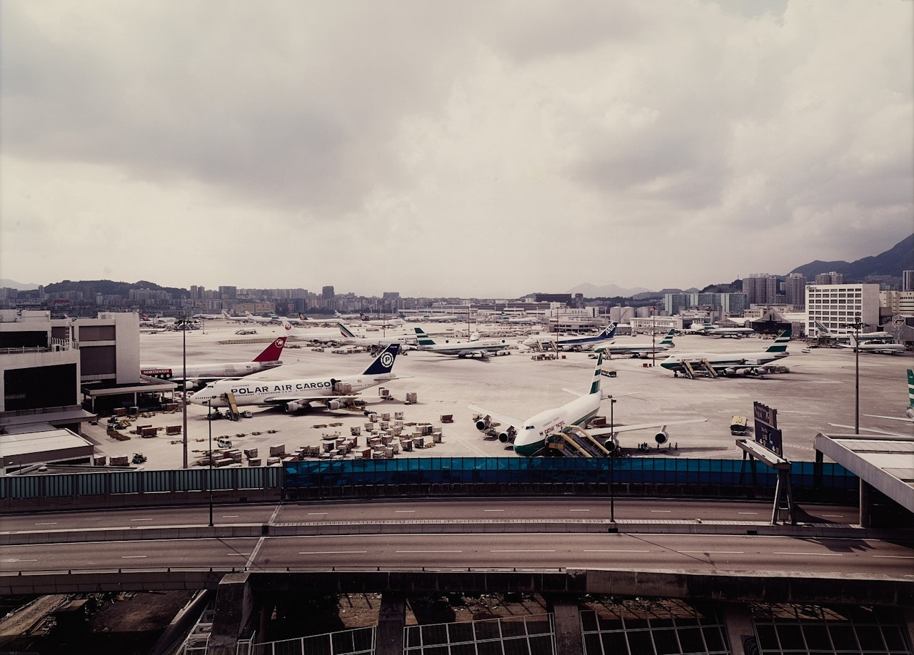 FLUGHAFEN HONG KONG by Andreas Gursky