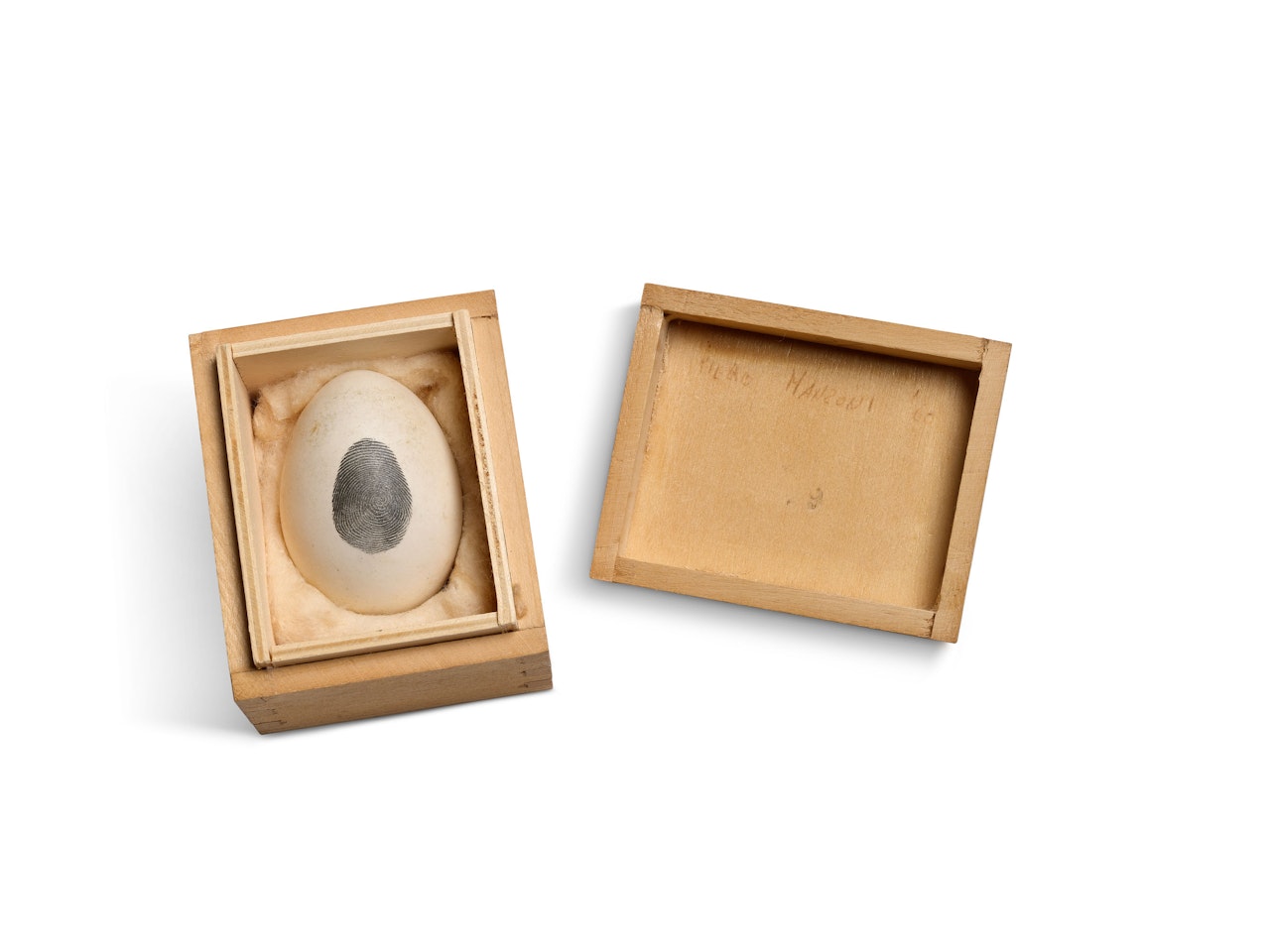 Uovo Scultura n. 29 (Egg Sculpture No. 29) by Piero Manzoni