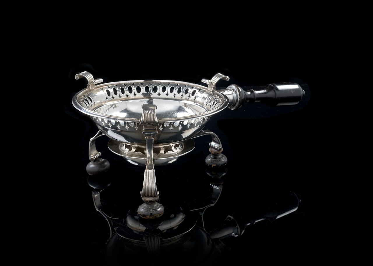 RÉCHAUD EN ARGENT Poinçon du Maître orfèvre Claude-François Ricourt, reçu en 1733, Lille 1768-1769 by Anonymous