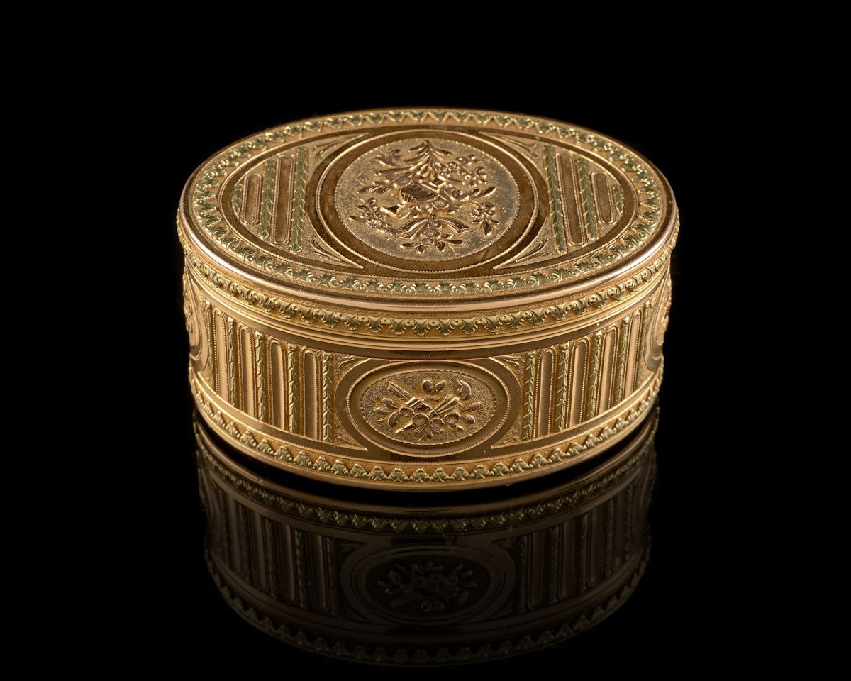 BOÎTE RONDE EN OR ET ÉMAIL TRANSLUCIDE Poinçon du Maître orfèvre Joseph-Etienne Blerzy, reçu en 1768, Paris 1777-1778 by Anonymous