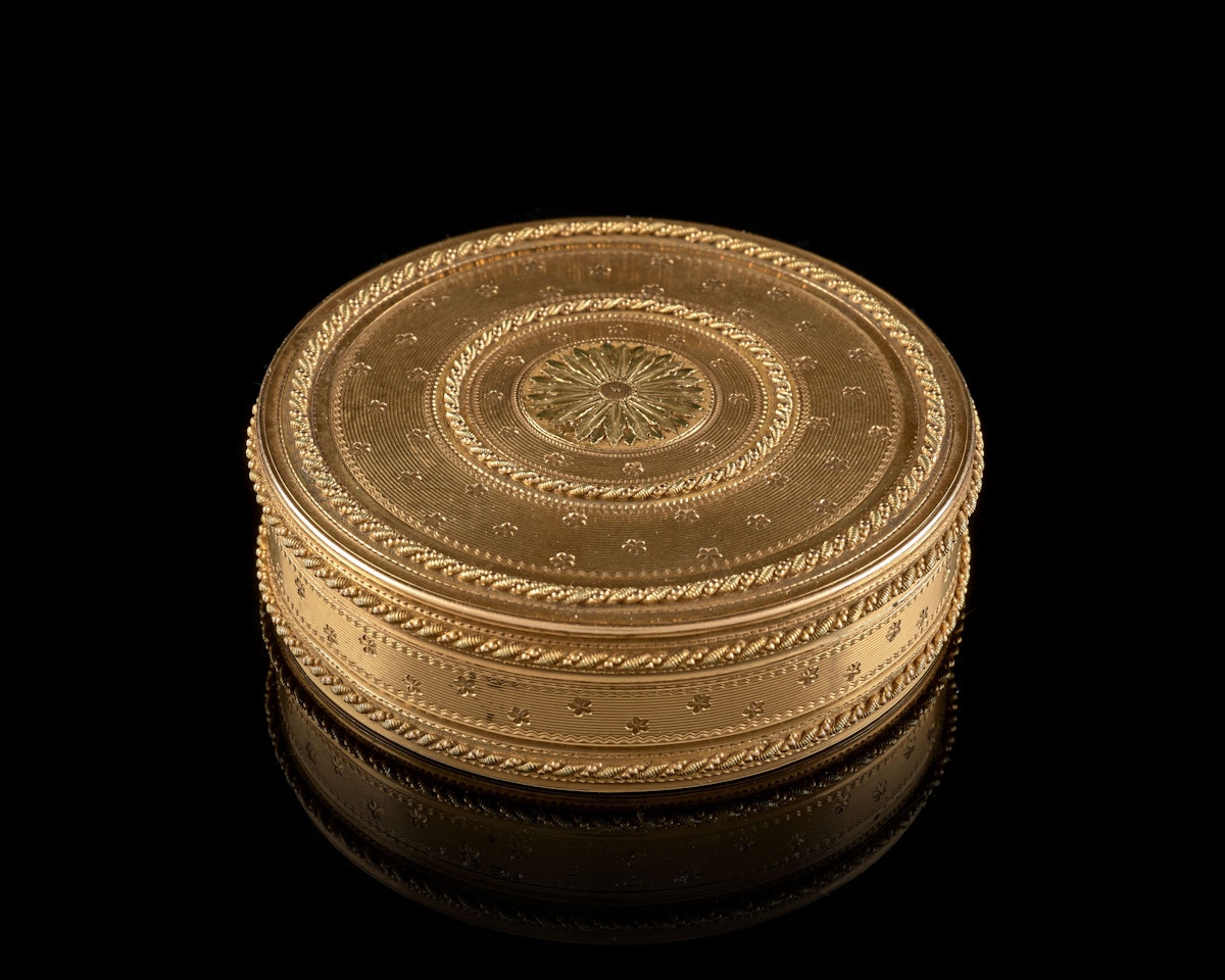 BOÎTE RONDE EN OR Poinçon du Maître orfèvre Alexis Proffit, reçu en 1775, Paris 1783-1784 by Anonymous