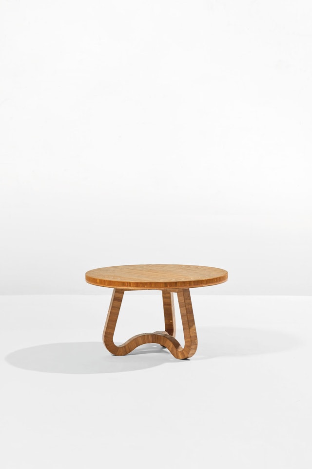 TABLE BASSE, COMMANDE SPÉCIALE by Jean Royere