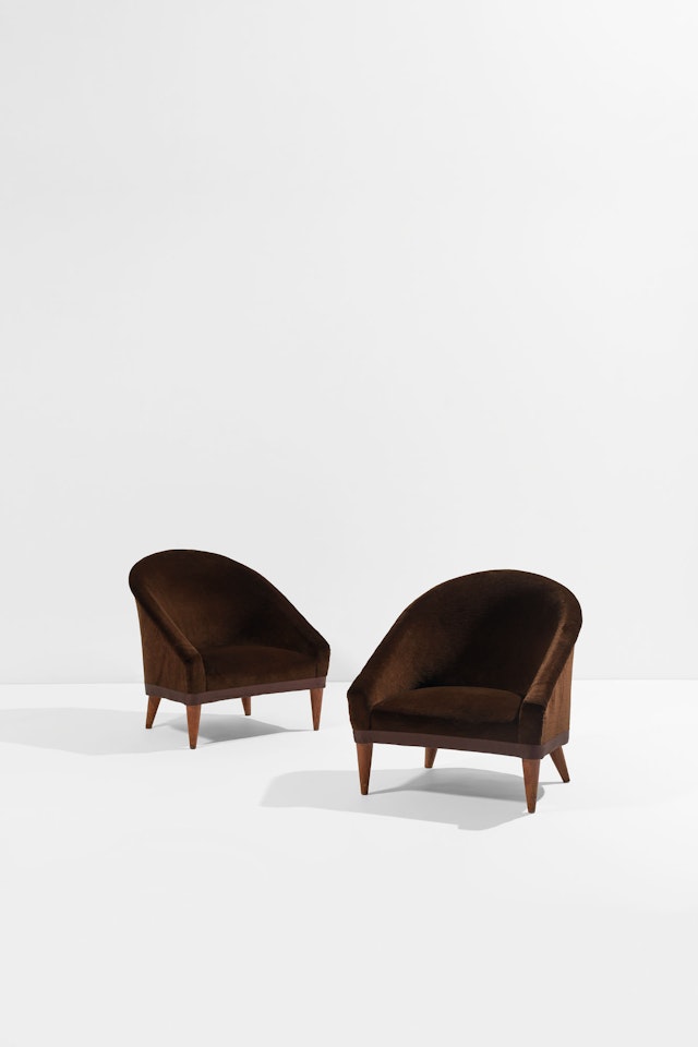 PAIRE DE CHAUFFEUSES 'CRAPAUD' by Jean Royere