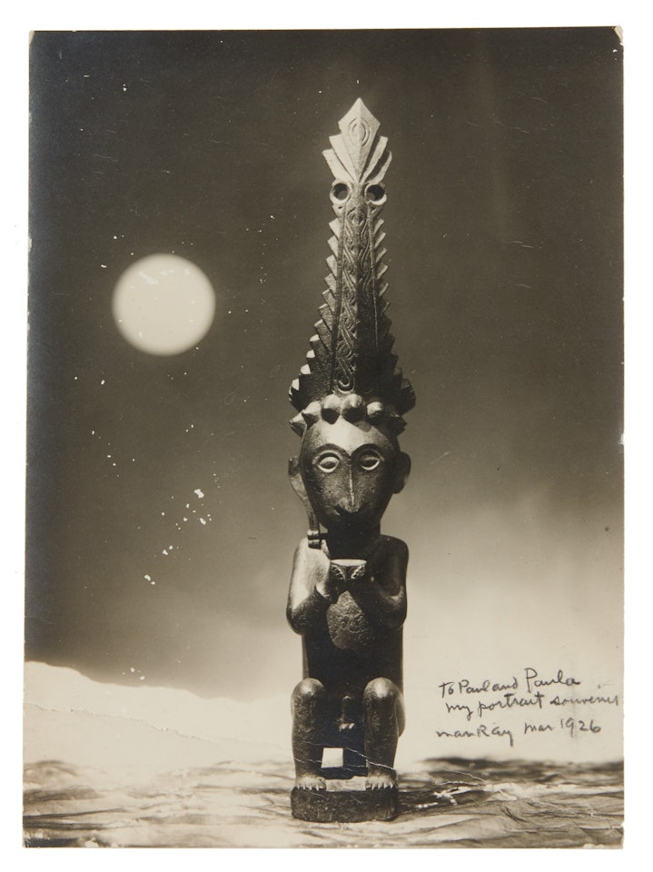 La lune se lève sur l'île de Nias (The moon rises over the island of Nias) by Man Ray
