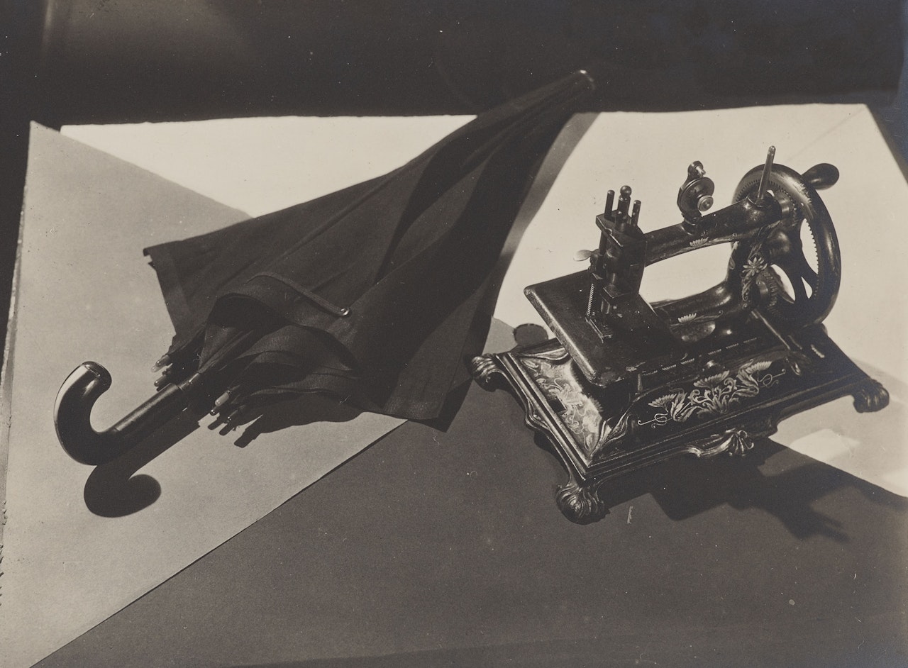 Beau comme la rencontre fortuite sur une table de dissection d'une machine à coudre et d'un parapluie, 1933 by Man Ray