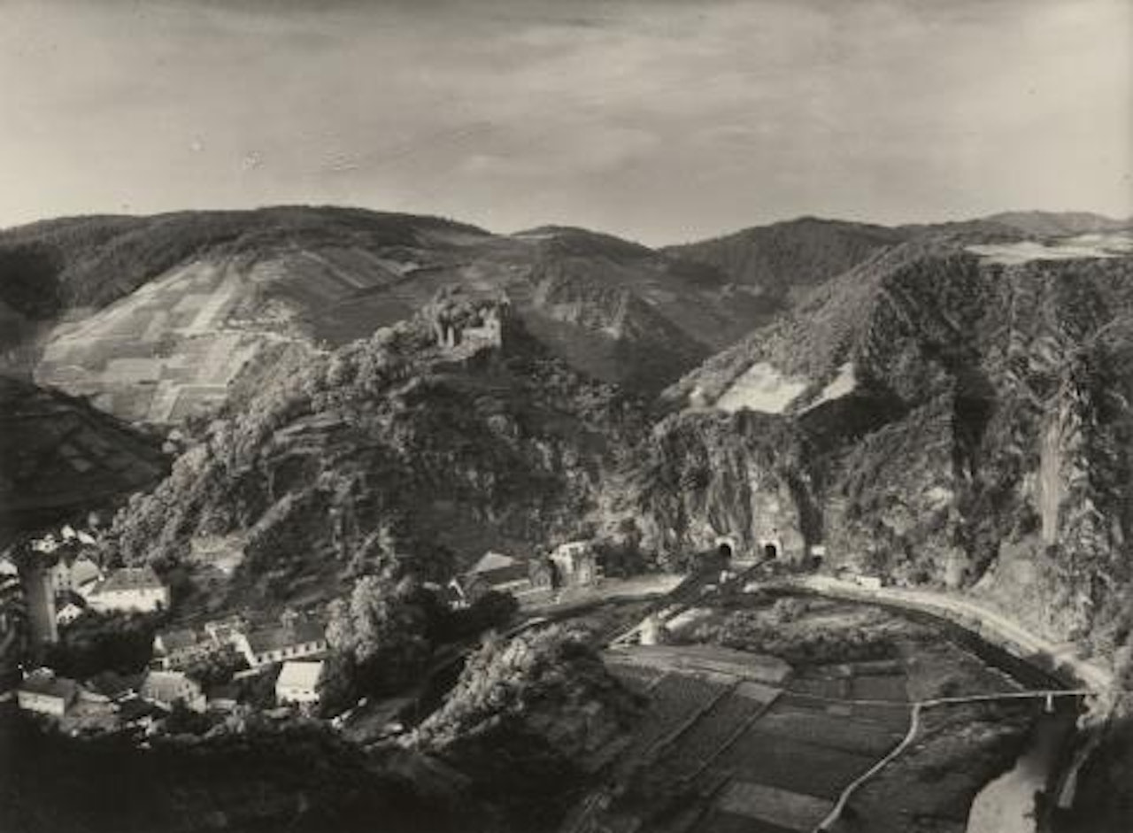 Altenahr mit Burg Are (Altenahr) by August Sander