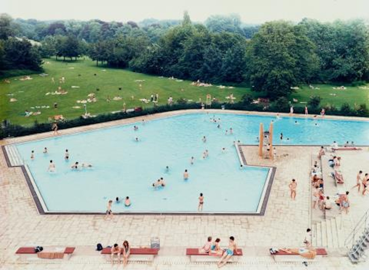 Schwimmbad Ratingen by Andreas Gursky