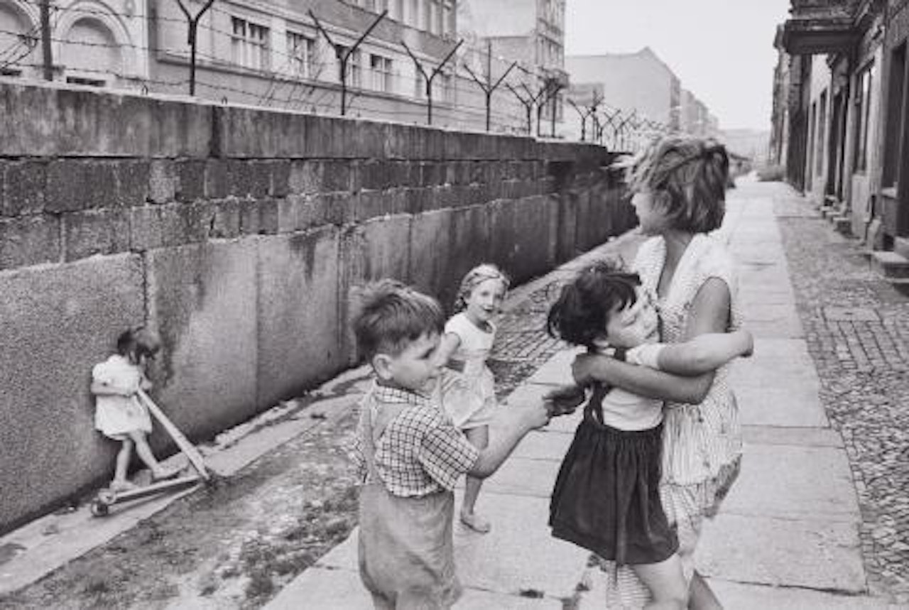 Mur de Berlin by Henri Cartier-Bresson