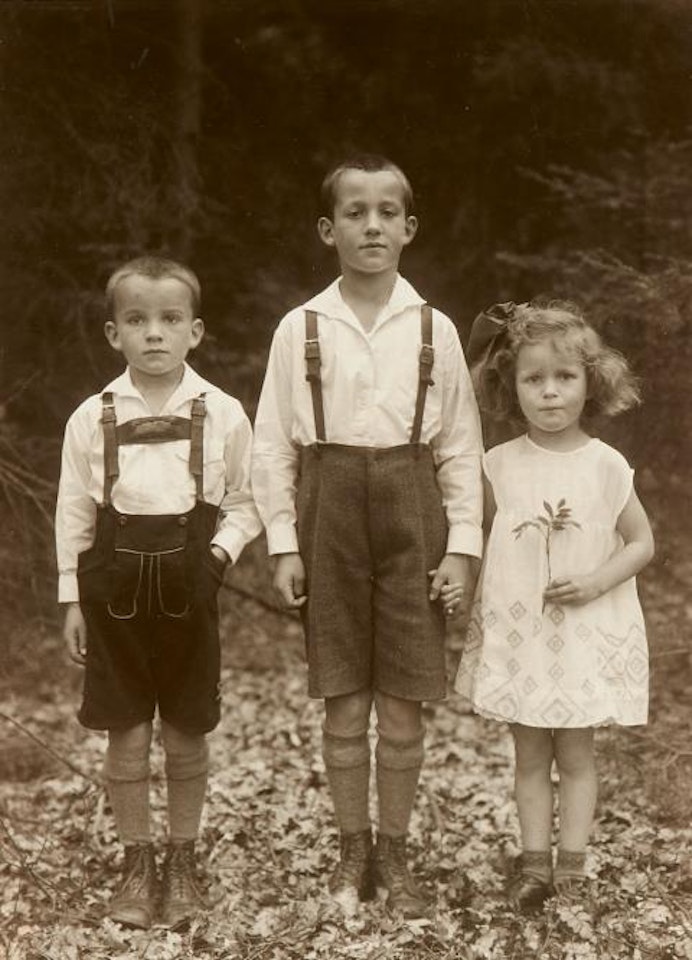 Hans, Fritz und Ursula Schumacher, Oberölfen by August Sander